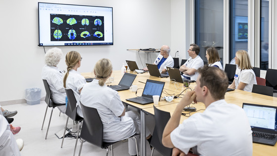 Forbindelsen mellem klinik, forskning og uddannelse betyder, at forskning, innovation og ud-dannelse udvikles af eksperter med egen klinisk erfaring og på baggrund af inspiration fra mennesker med demens og deres pårørende