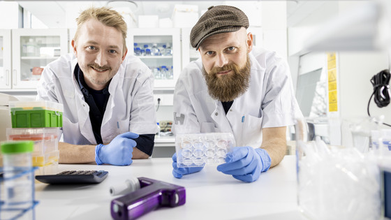 Cellebiolog Emil Elbæk Henriksen (til venstre) fra Nationalt Videnscenter for Demens forsvarer sin ph.d.-afhandling den 6. september. Til højre ses en af Emils vejledere, Patrick Ejlerskov