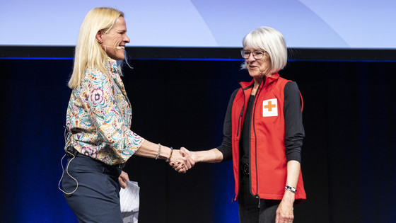 Ældreminister Mette Kierkgaard overrækker en af de to demenspriser til en repræsentant fra de frivillige tryghedspersoner på Svendborg Sygehus