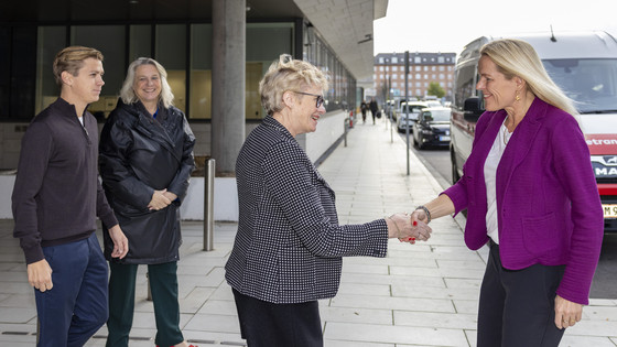 Ældreministeren bliver modtaget foran Nordfløjen på Rigshospitalet