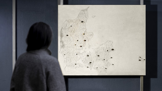 Titlen på Helene Nymanns værk P(l)ace of P(l)aces leger både med oversættelsen ’stedernes sted’ og ’bevægelsens bevægelser/tidernes tempo’. Projektet er udviklet i samarbejde med kunstrådgiver Jane Løvschall Dolmer / IN SITU.