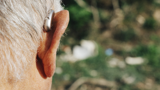 Et nyt studie viser, at høretab er associeret med mindre hjernevolumen og mere end 70 % øget risiko for demens, især hvis man har en særlig genvariant, der øger risikoen for Alzheimers sygdom. Brug af høreapparat ser dog ud til at afbøde den øgede risiko