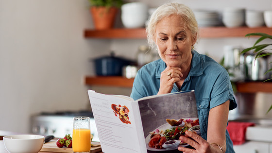 Kvinder, der som midaldrende spiser en kost beregnet på at holde blodtrykket nede, oplever mindre hukommelsesbesvær og færre kognitive problemer, når de bliver ældre