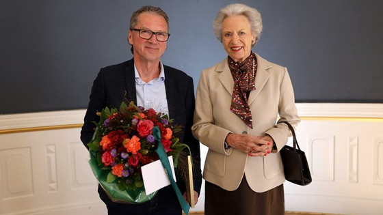 Den ene af de to prismodtagere, lektor Ove Wiborg, sammen med Alzheimerforeningens protektor H.K.H. Prinsesse Benedikte
