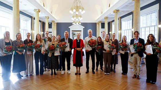 Protektor for Alzheimerforeningen, H.K.H. Prinsesse Benedikte, uddelte priser og bevillinger til forskere på demensområdet ved en højtidelighed den 22. september. Foto: Alzheimerforeningen