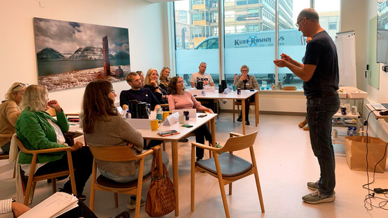 Udviklingen den nye klyngepakke sker med afgørende hjælp fra en klinisk ekspertgruppe, der primært består af praktiserende læger. Her er gruppen samlet for første gang i Nationalt Videnscenter for Demens