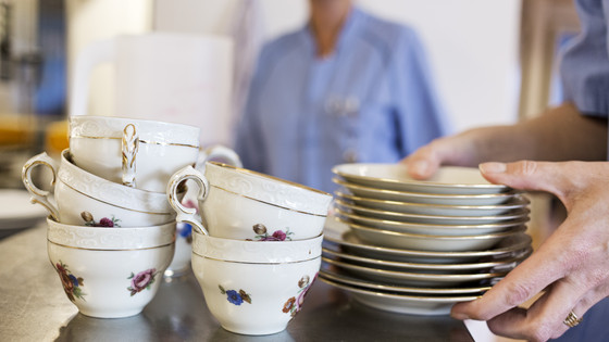 Personale dækker op til kaffe på plejecenter