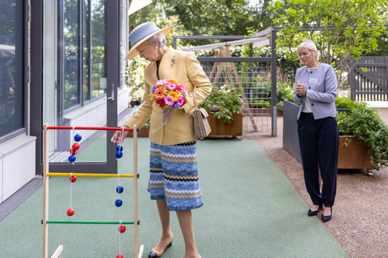 H.K.H. Prinsesse Benedikte afprøver et af de havespil, der demonstreres i Den Demensvenlige Have