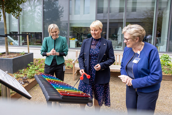 Den svenske ældre- og socialsikringsminister Anna Tenje afprøver xylofonen i Den Demensvenlige Have sammen med Ann Nielsen og Gunhild Waldemar