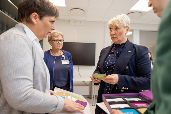 Uddannelsesleder i Nationalt Videnscenter for Demens Karen Tannebæk introducerer Anna Tenje til materialer udviklet af Nationalt Videnscenter for Demens.