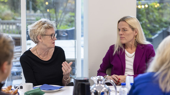Ministeren og Gundhild Waldemar i fælles drøftelse