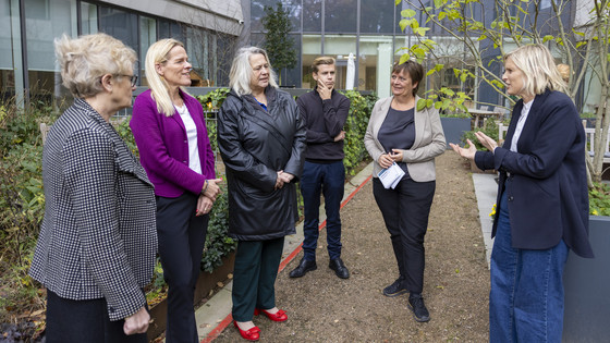 Fra Nationalt Videnscenter for Demens ses fra højre programleder Ann Nielsen, der fortæller om Den Demensvenlige Have, mens uddannelsesleder Karen Tannebæk står klar til at besvare spørgsmål
