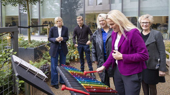 Her prøver ministeren at spille på xylofonen i Den Demensvenlige Have