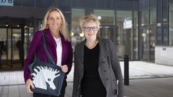 Besøget er slut og ministeren får en mulepose med videnscentrets søheste-logo